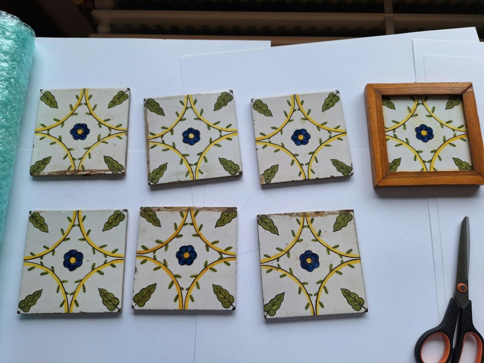 Set van 6 antieke handgeschilderde tegels met bloemmotief, Ophalen