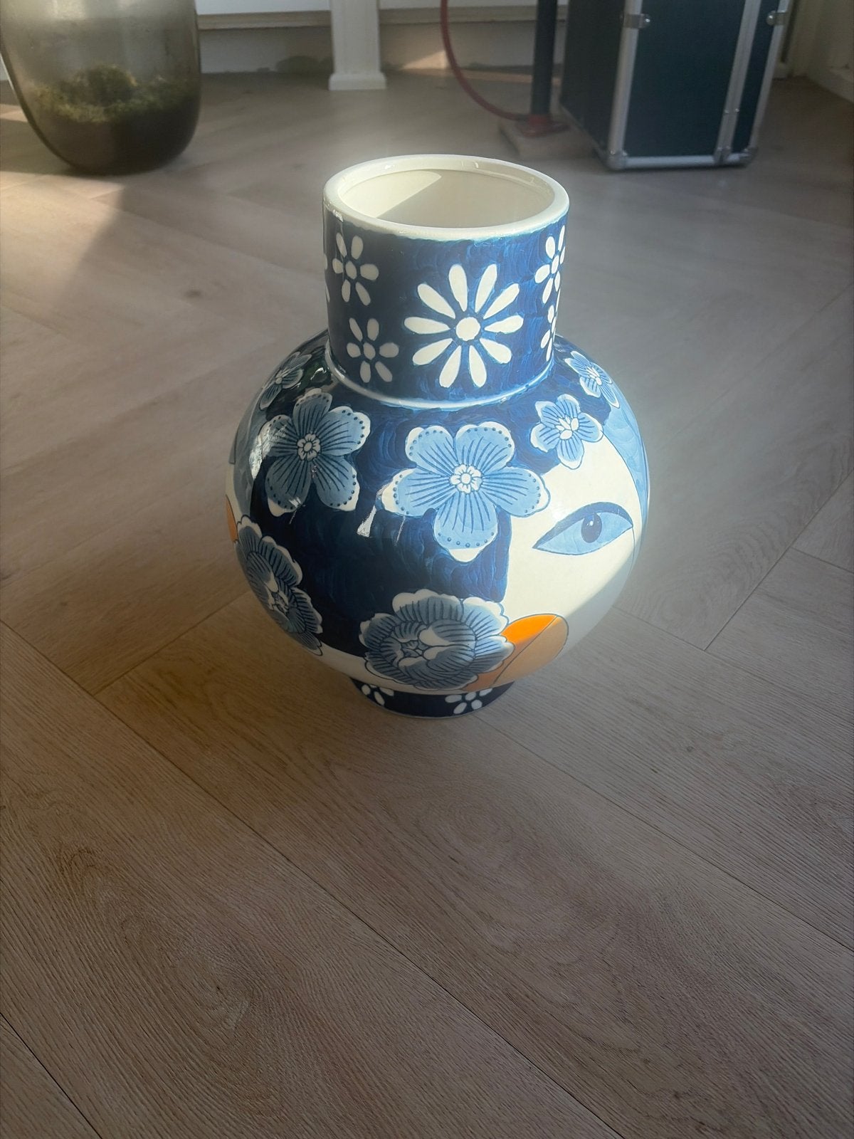 Unieke handgeschilderde vaas met gezicht en bloemen, Ophalen, Blauw