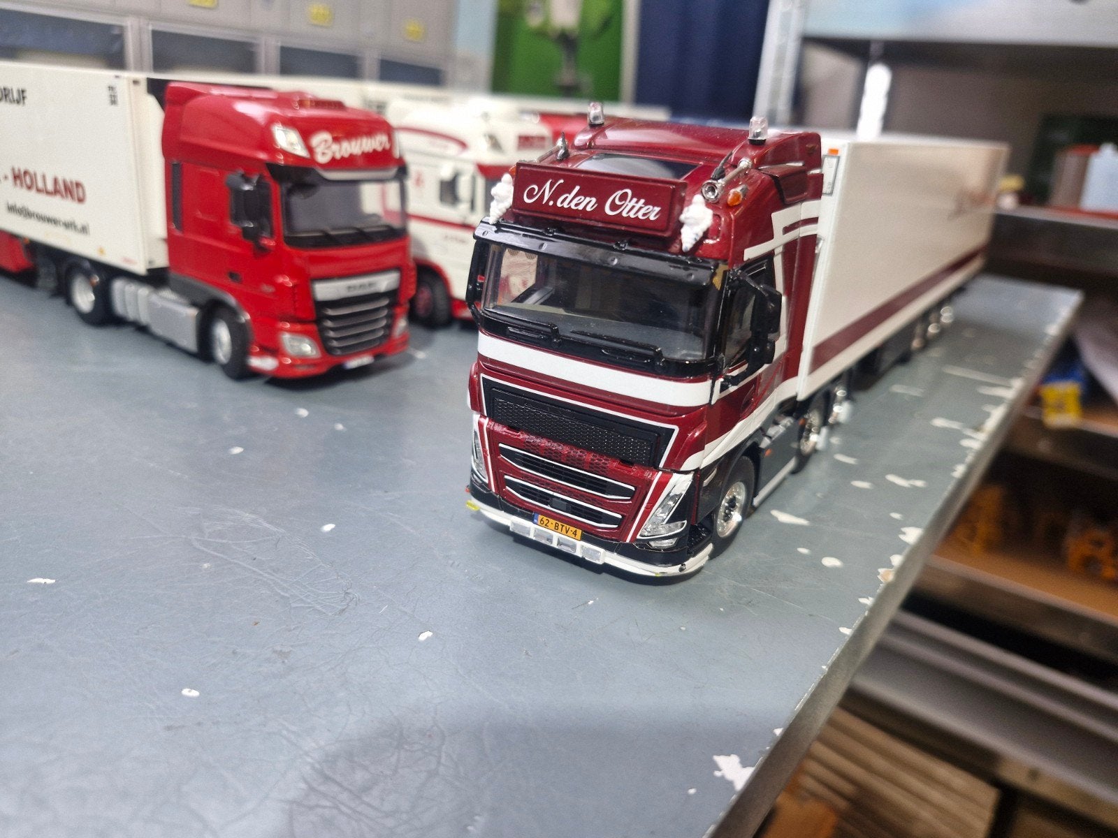 Volvo FH met koeltrailer wsi van n.den otter