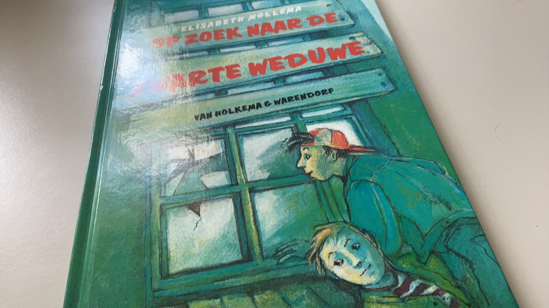 Elisabeth Mollema - Op zoek naar de zwarte weduwe, Ophalen of Verzenden, Zo goed als nieuw, Elisabeth Mollema