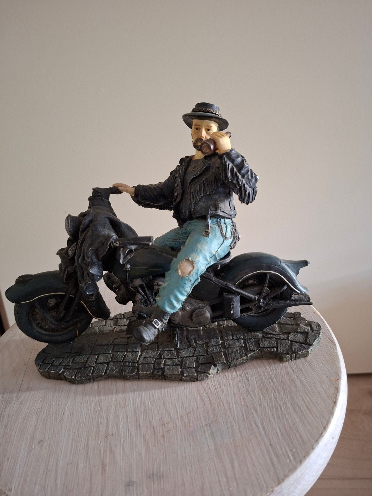 Biker op motor met fles - Decoratief beeldje, Verzamelen, Ophalen of Verzenden, Zo goed als nieuw, Mens