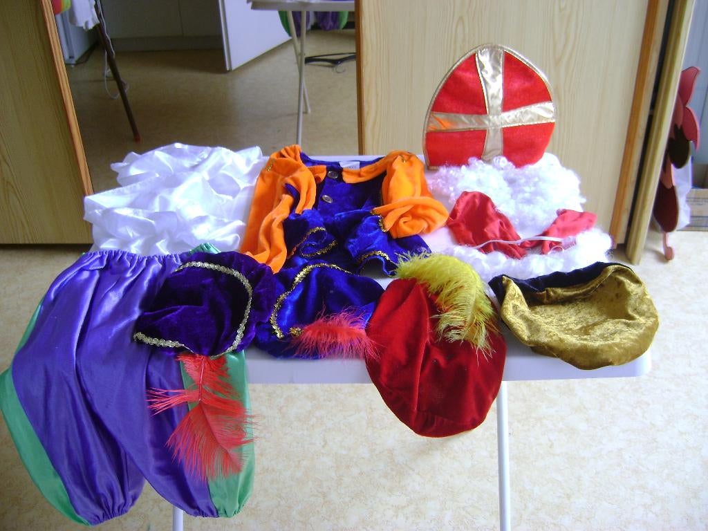 12sint en piet verkleed mijter 2kragen korte en lange baard, Ophalen of Verzenden, Gebruikt