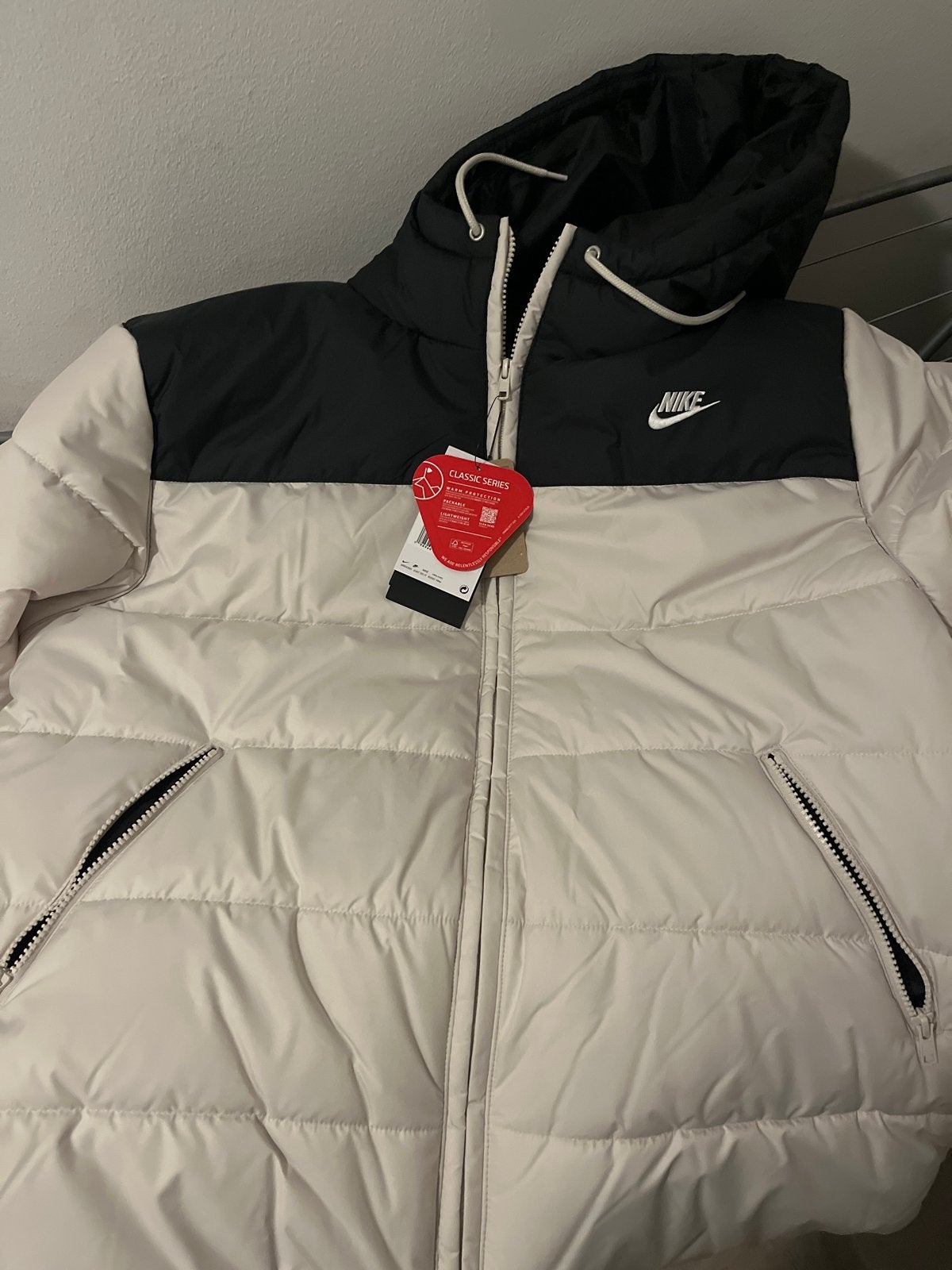 Nieuwe Nike jas maat L - Nieuwprijs €159, Ophalen of Verzenden, Nieuw, Maat 52/54 (L), Meerkleurig