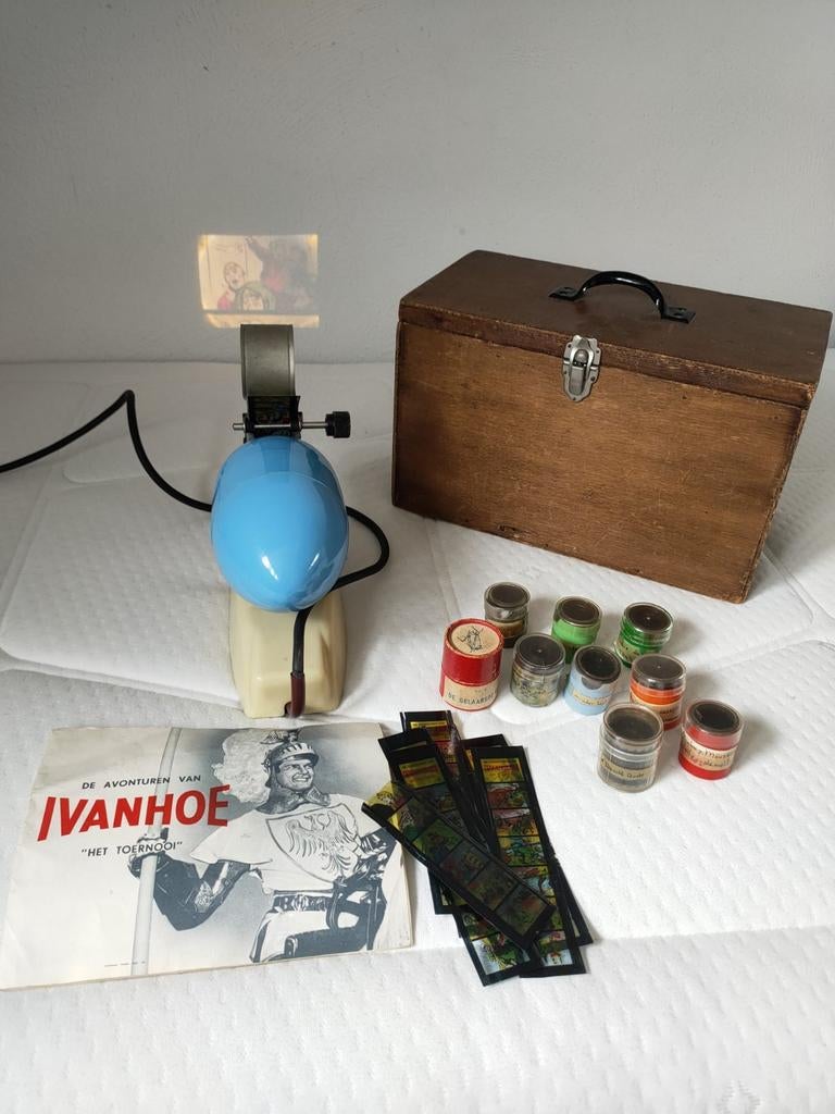 Vintage diaprojector met Ivanhoe filmstrips en houten kist, Audio, Tv en Foto, Diaprojectors, Ophalen of Verzenden, Gebruikt, Met scherm