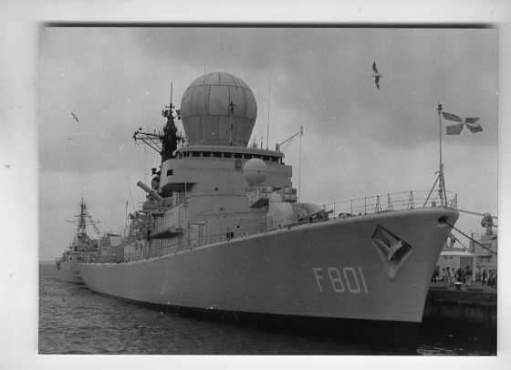 scheepvaart-foto-MARINE-F801-2x, Ophalen of Verzenden, Zo goed als nieuw, Motorboot, Boek of Tijdschrift