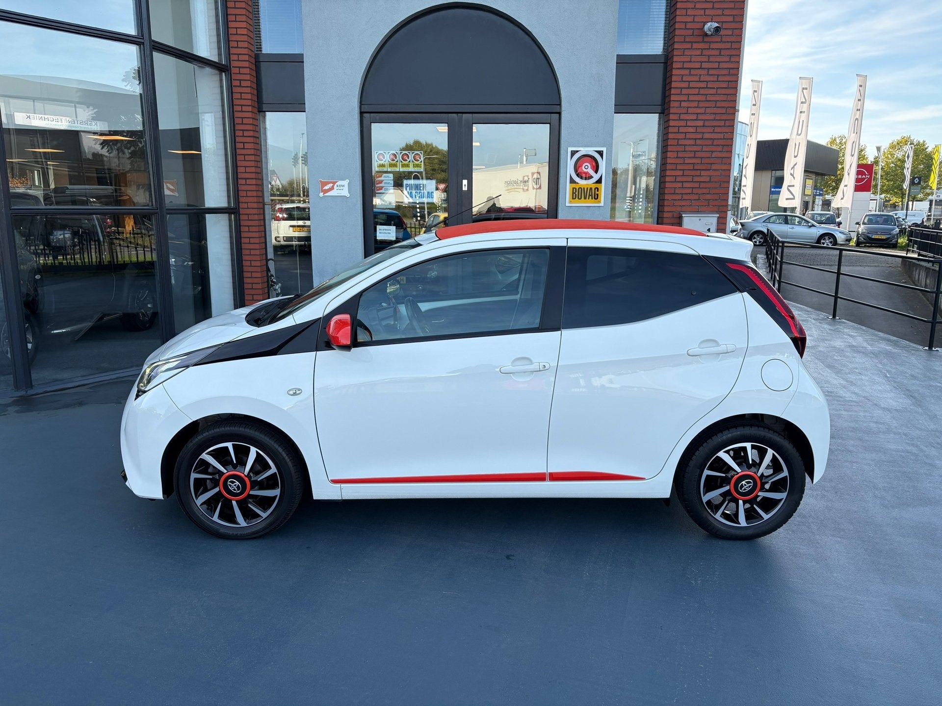 Toyota Aygo 1.0 VVT-i x-otic CABRIO AUTOMAAT LMV, Dealer onderhouden, Gebruikt, Euro 6, 4 stoelen