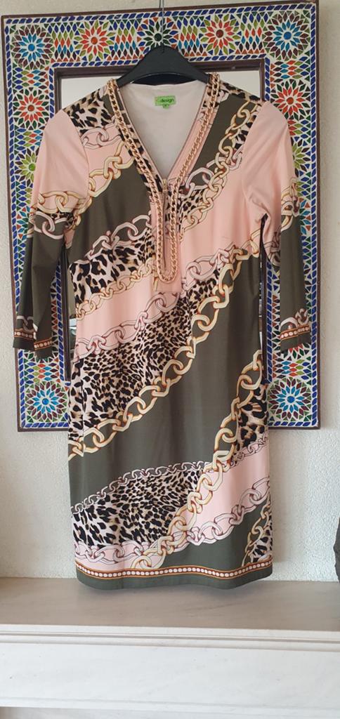 K-design prachtige travel stretch jurk maat M zgan, Ophalen of Verzenden, Zo goed als nieuw, Maat 38/40 (M), Knielengte