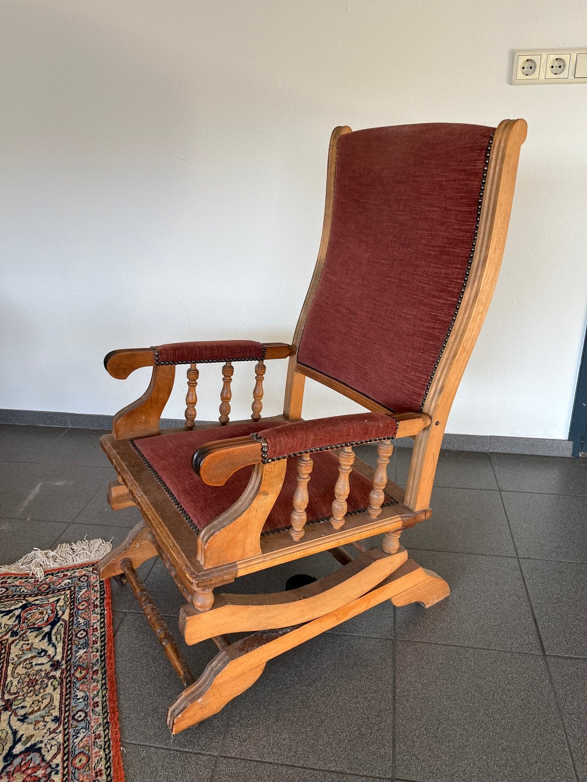 Antieke Engelse schommelstoel met rood fluwelen bekleding, Antiek en Kunst, Ophalen