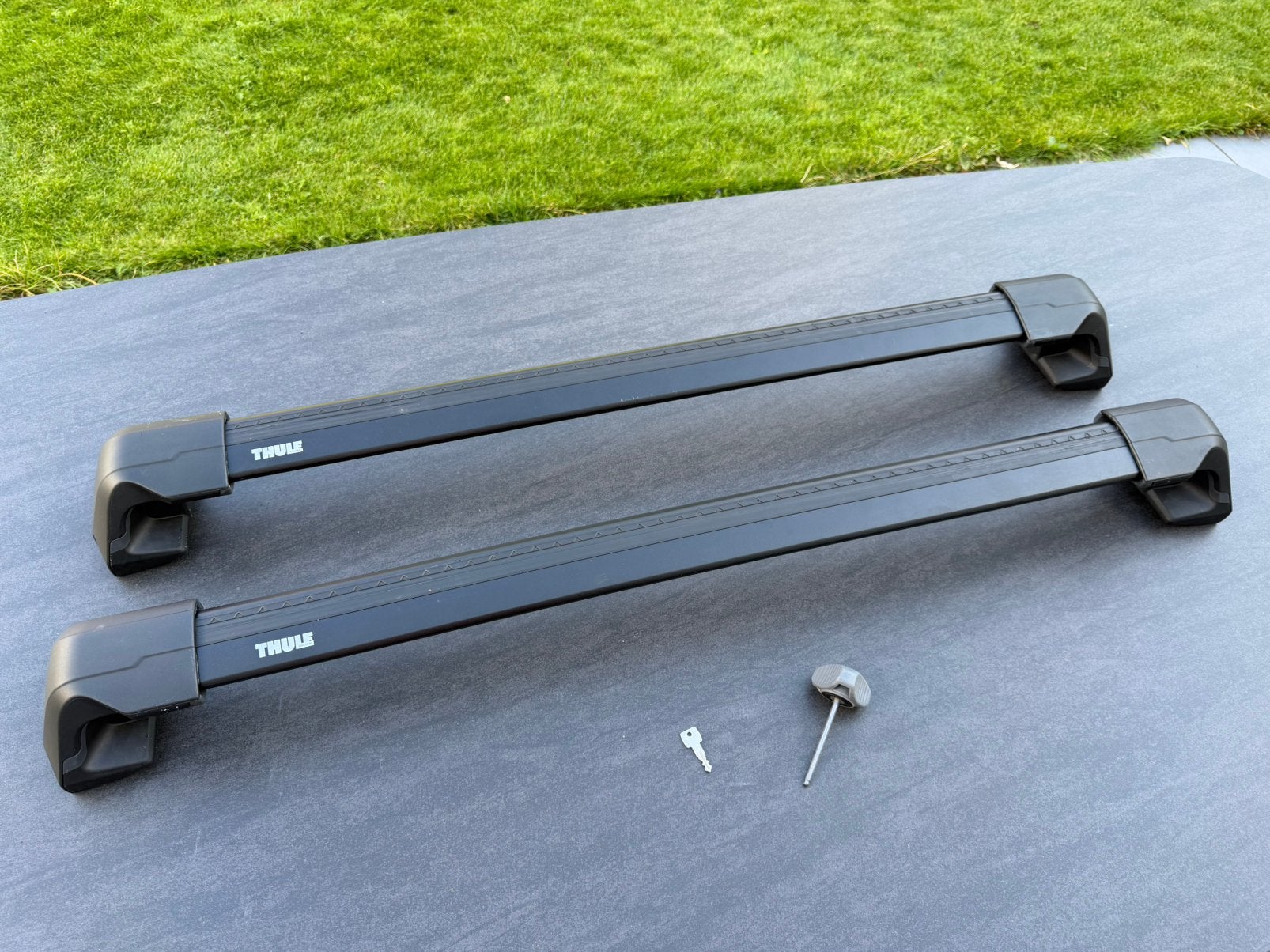 Thule WingBar Edge dakdragers 104 cm + voetenset 7205, Auto diversen, Dakdragers, Ophalen of Verzenden, Zo goed als nieuw