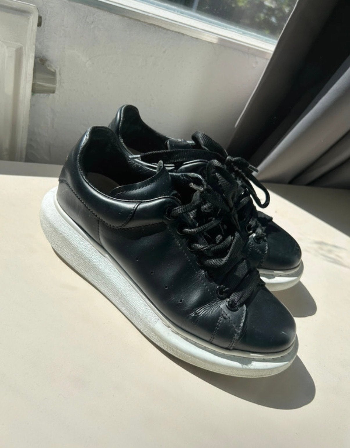 Alexander McQueen sneakers - Zwart leer, Ophalen of Verzenden, Gedragen, Zwart, Sneakers of Gympen