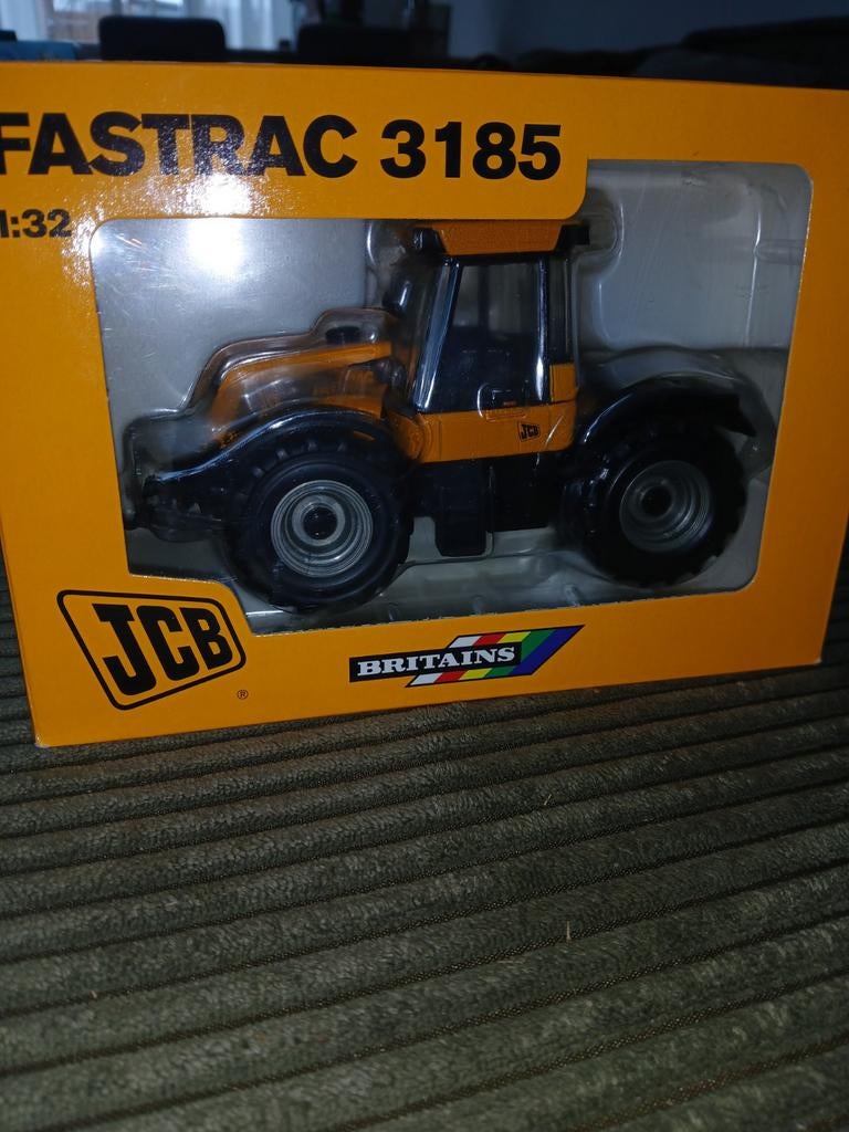 JCB Fastrac 3185 model tractor 1:32, Tractor of Landbouw, Ophalen of Verzenden, Nieuw, Britains