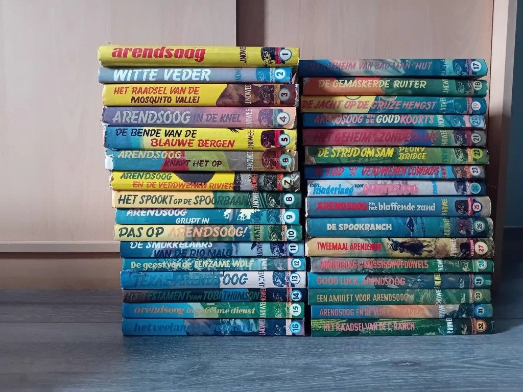 Arendsoog boeken, Ophalen, Zo goed als nieuw, J. Nowee