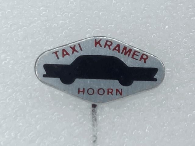 SP1943 Speldje Taxi Kramer Hoorn, Verzamelen, Speldjes, Pins en Buttons, Ophalen of Verzenden, Gebruikt, Overige onderwerpen