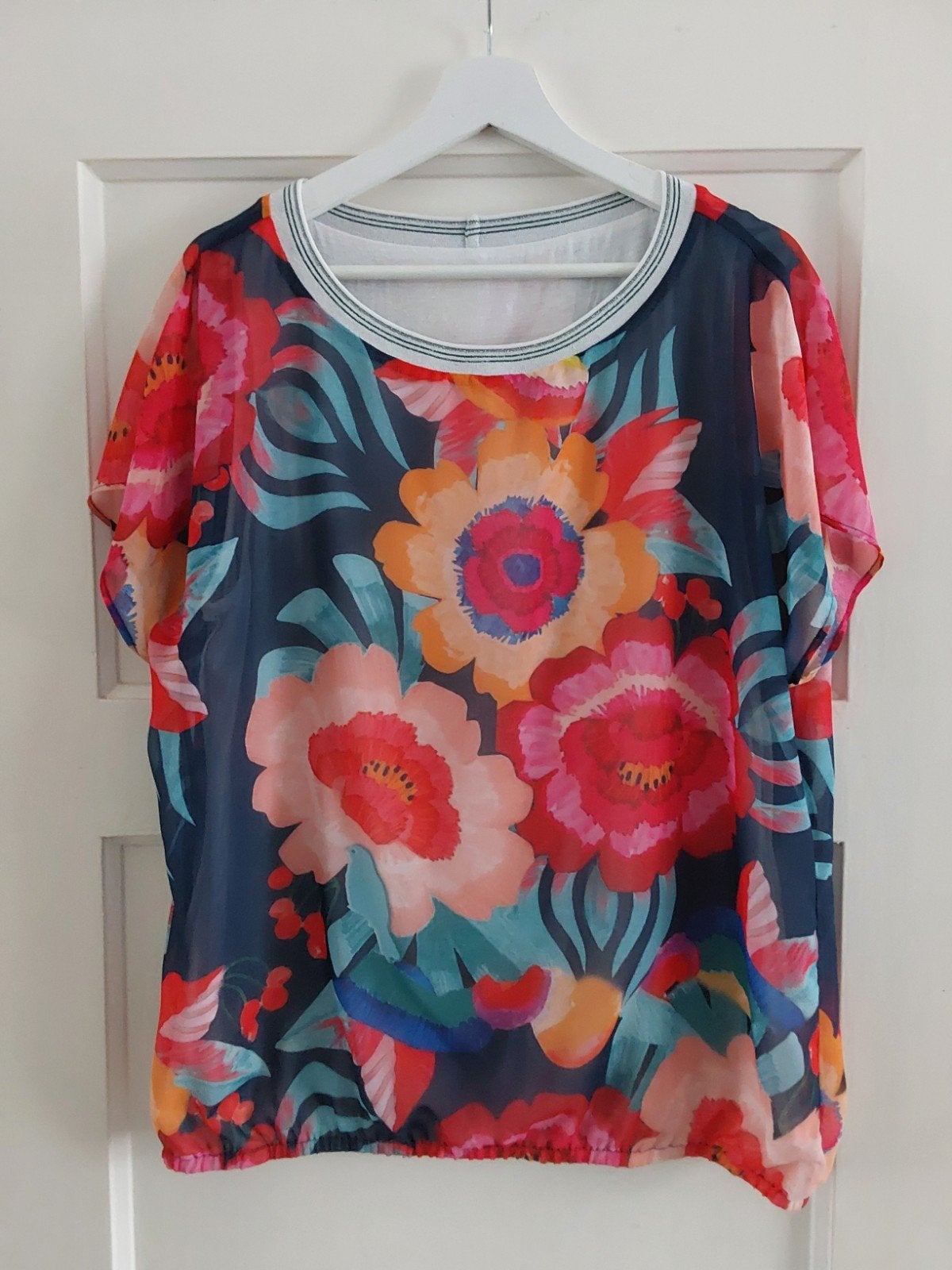 Top dubbellaags maat 44 ( in nieuwstaat ), Kleding | Dames, Tops, Overige kleuren, Maat 42/44 (L), Ophalen of Verzenden, Zo goed als nieuw