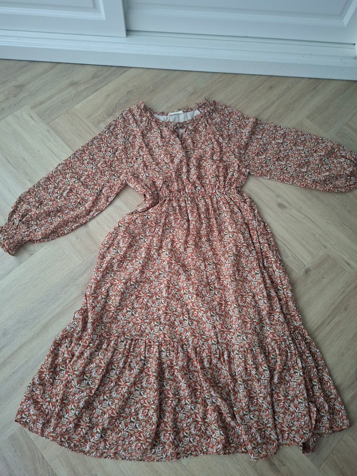 Super mooie vrouwelijke jurk Meisie maat 40 Nieuwstaat, Maat 38/40 (M), Beige, Ophalen of Verzenden, Zo goed als nieuw