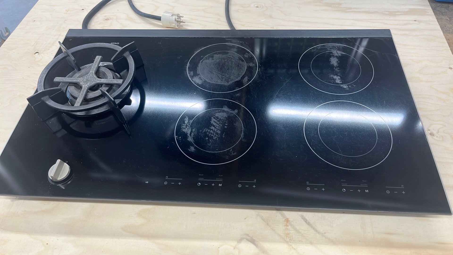 Atag inductiekookplaat, met wokbrander, Ophalen, Gebruikt, 4 kookzones, Inbouw
