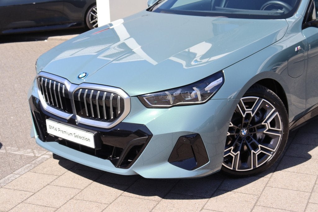 BMW 5 Serie 550e xDrive M Sport Automaat / Panoramadak / Ach, Gebruikt, Origineel Nederlands, Bedrijf, 489 pk