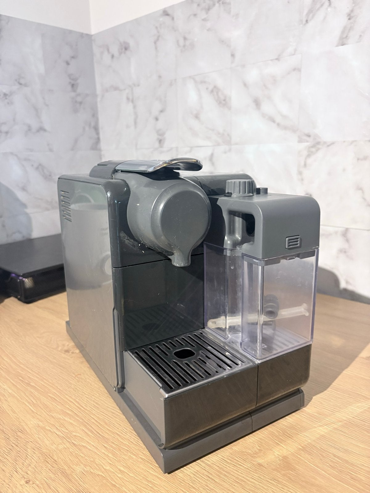 Nespresso DeLonghi koffiemachine met melkopschuimer, Witgoed en Apparatuur, Koffiezetapparaten, Ophalen, Gebruikt, Espresso apparaat