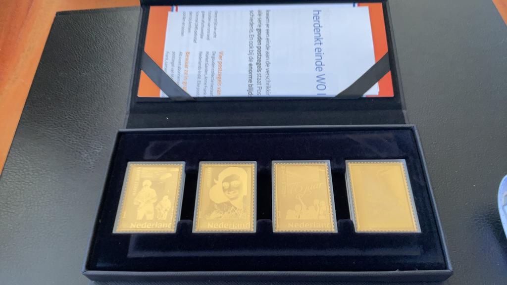 Gouden postzegels. Prijzen staan in de beschrijving, Ophalen of Verzenden