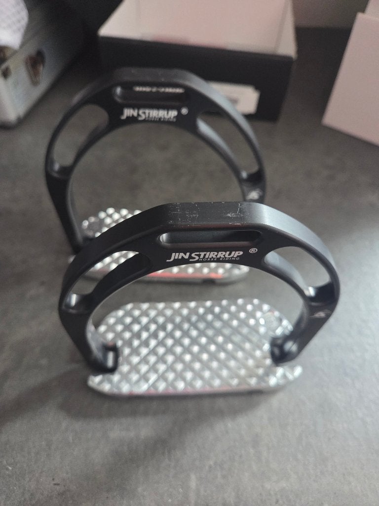 Jin Stirrup Anatomic matt zwart nieuw in doos, Dieren en Toebehoren, Paarden en Pony's | Hoofdstellen en Tuigage, Nieuw, Ophalen of Verzenden