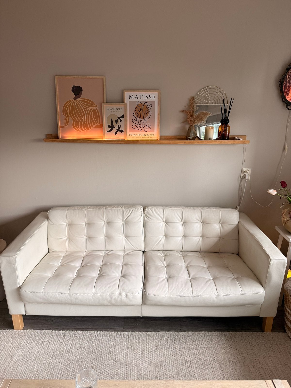 Twee crèmekleurige leren banken ikea karlstad landskrona, Huis en Inrichting, Banken | Bankstellen, Ophalen, Gebruikt, 150 tot 200 cm