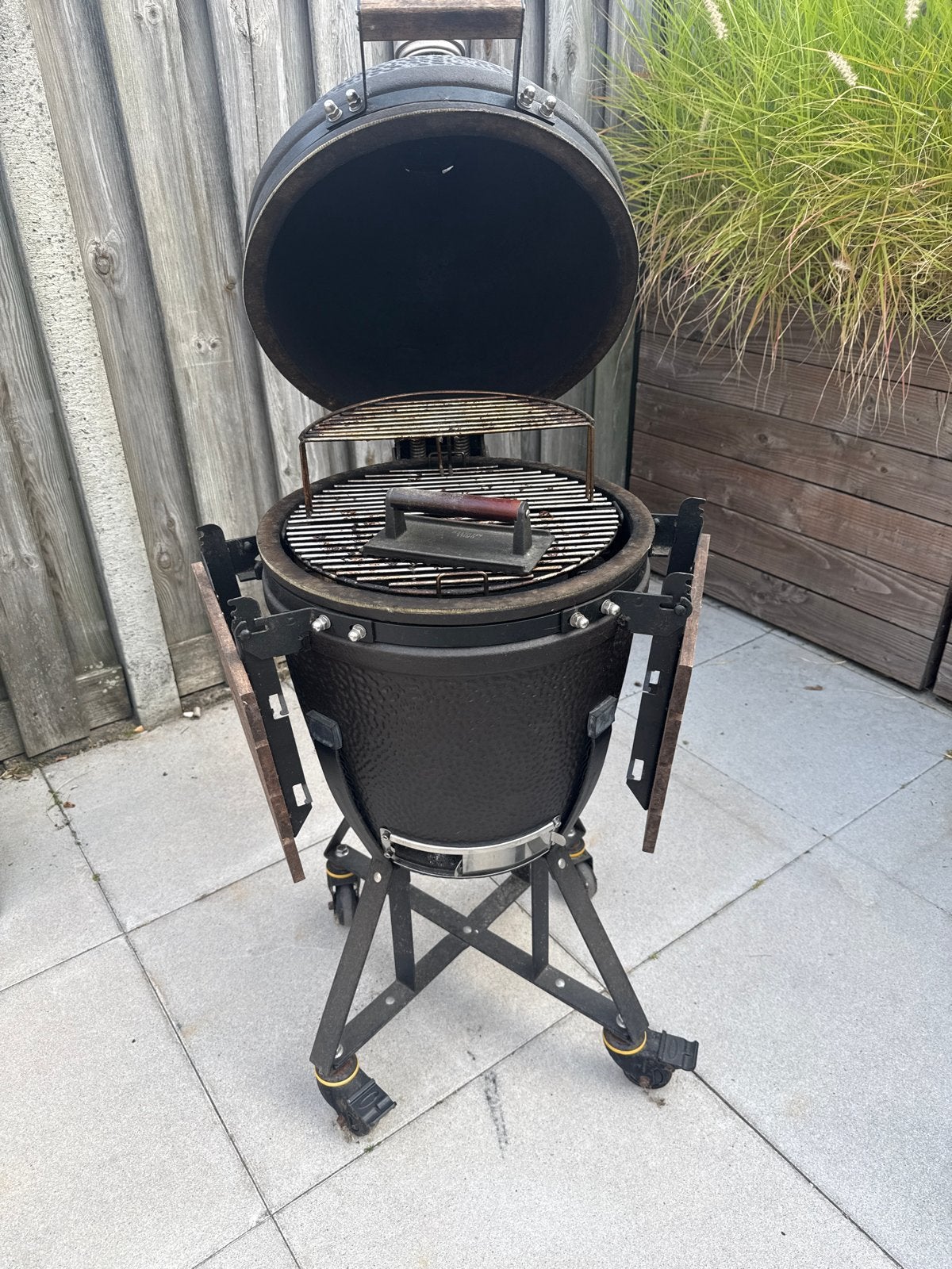The Bastard Kamado medium BBQ - Zo goed als nieuw, Tuin en Terras, Ophalen of Verzenden, Zo goed als nieuw