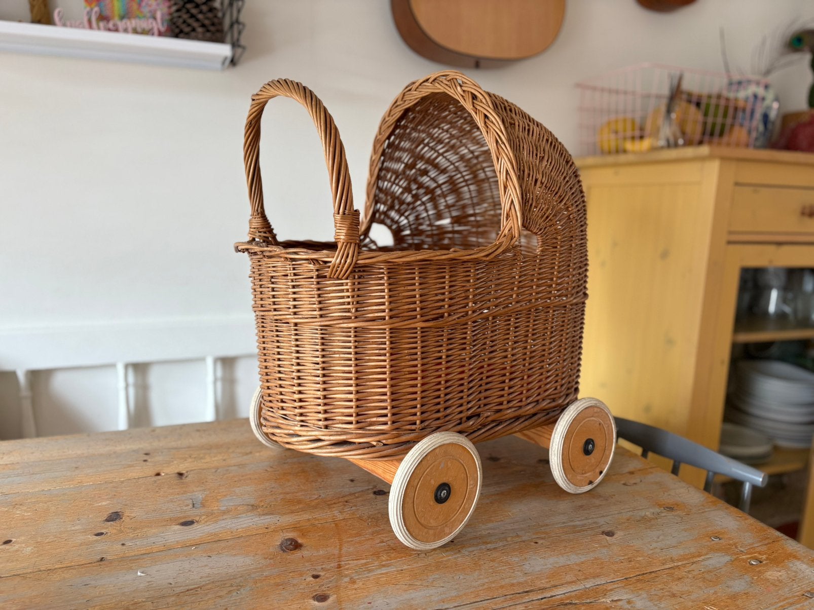 Vintage rieten poppenwagen (incl kussentje en dekentje), Ophalen, Gebruikt, Duw- of Trekspeelgoed