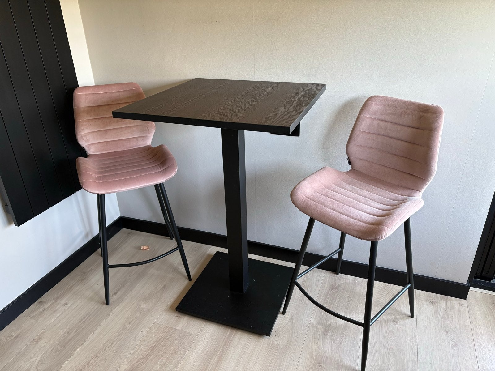 Stijlvolle Bartafel met Roze Barkrukken - Zo goed als nieuw, Ophalen, Zo goed als nieuw