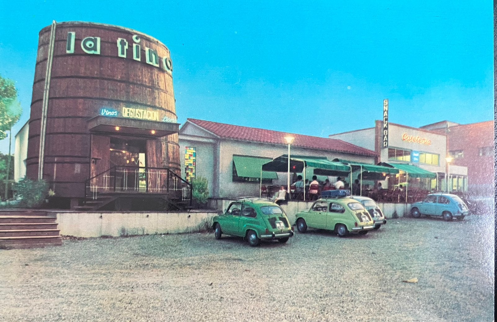 Ansichtkaart met 4 x Fiat 600 bij Wijnproeverij in Spanje, Ophalen of Verzenden, 1960 tot 1980, Ongelopen, Voertuig