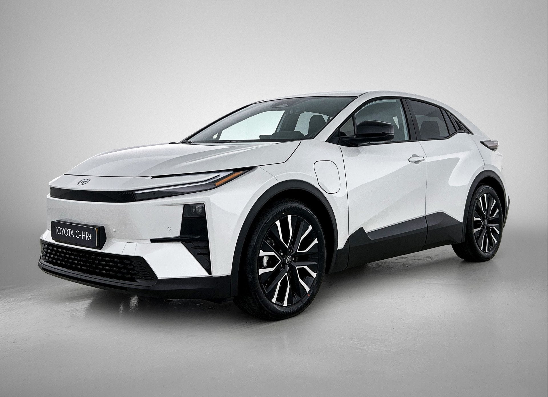 Toyota C-HR+ First Edition 77 kWh *EV-Deal* | Stoel en stuur, Auto's, Stof, 24 min, Wit, Origineel Nederlands