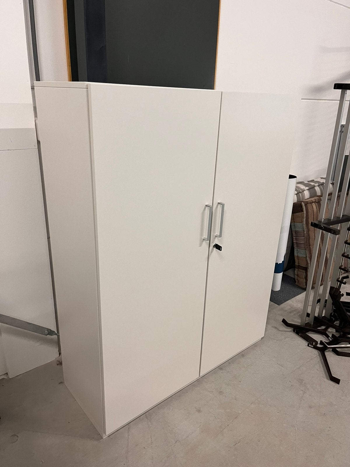 Steelcase kast met 3 planken en sleutel, Ophalen, Met deur(en), Geen, 50 tot 100 cm
