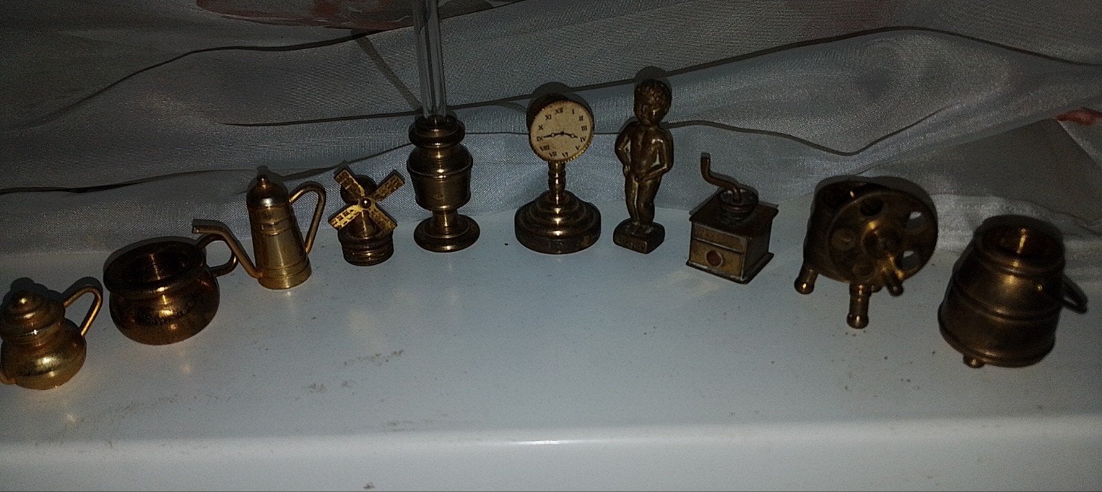 10 koperen letterbak figuurtjes in oud theeblikje, Antiek en Kunst, Ophalen of Verzenden