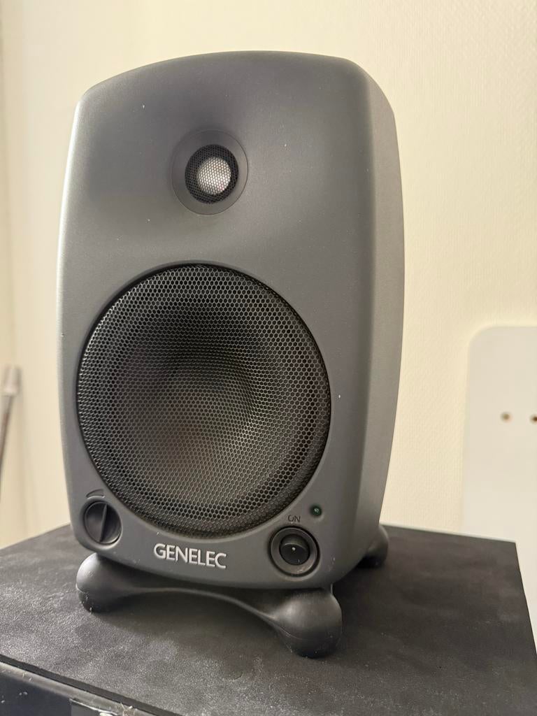 Genelec studio monitors paar (2 stuks), Zo goed als nieuw, 60 tot 120 watt, Front, Rear of Stereo speakers, Ophalen