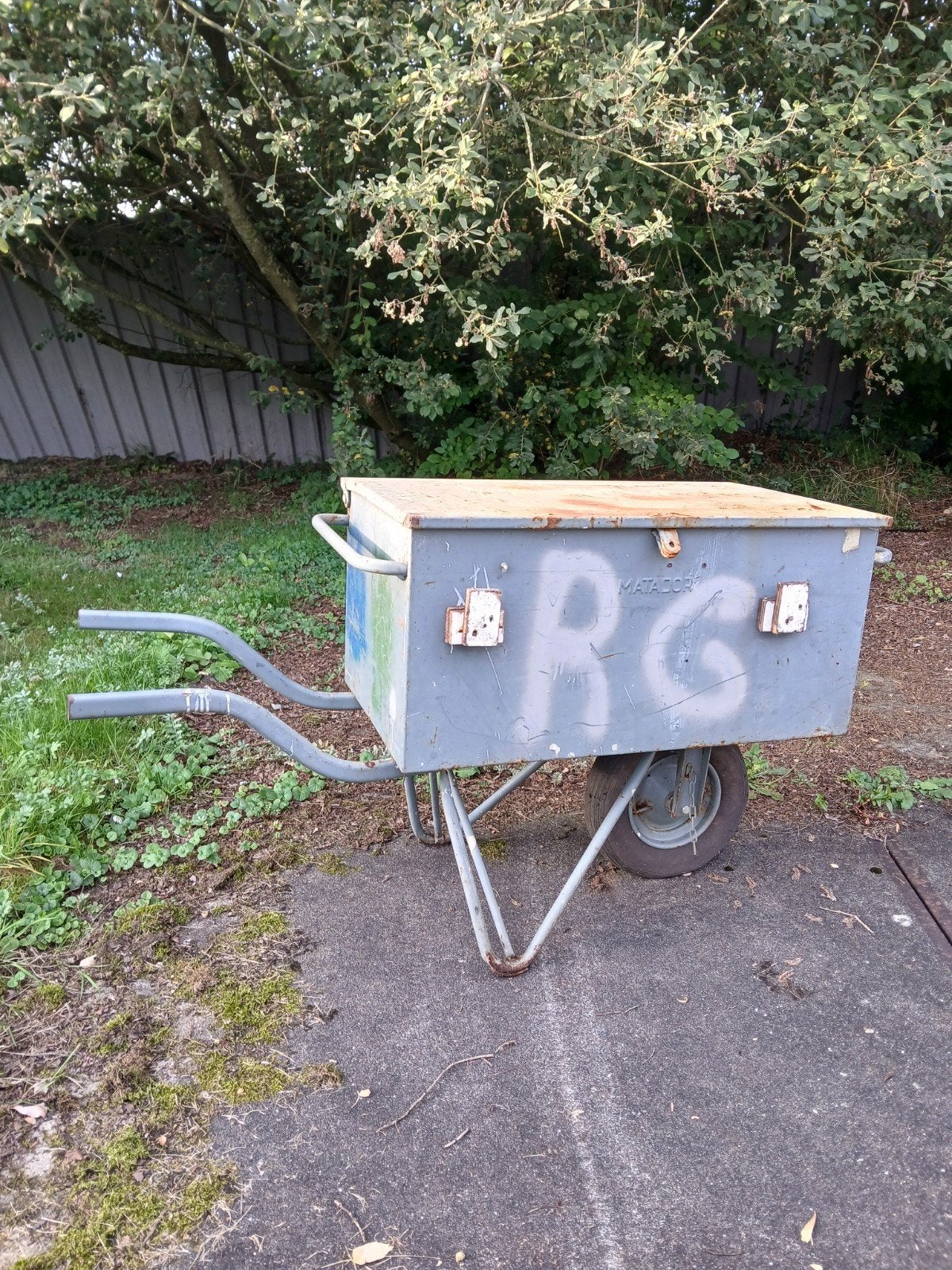 kruiwagen met afsluitbare bak., Ophalen, Gebruikt