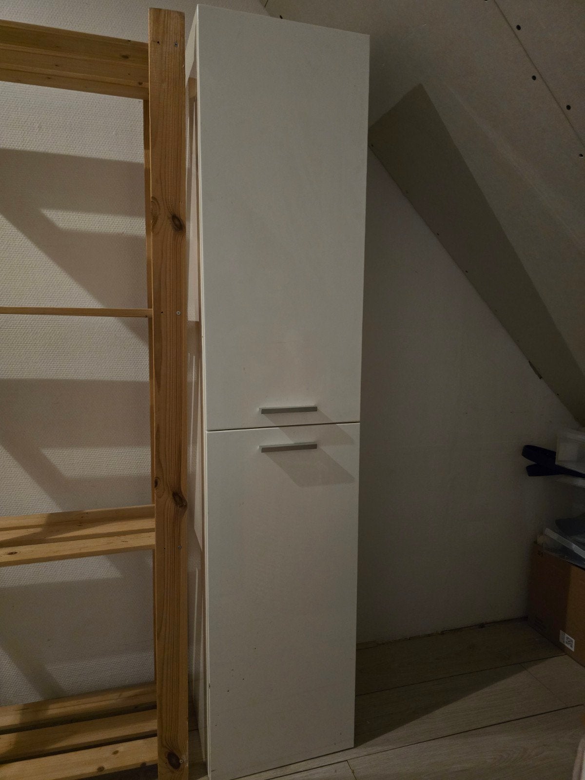 Storage Set – Wooden Rack + White Cabinet | €15, Ophalen, Gebruikt
