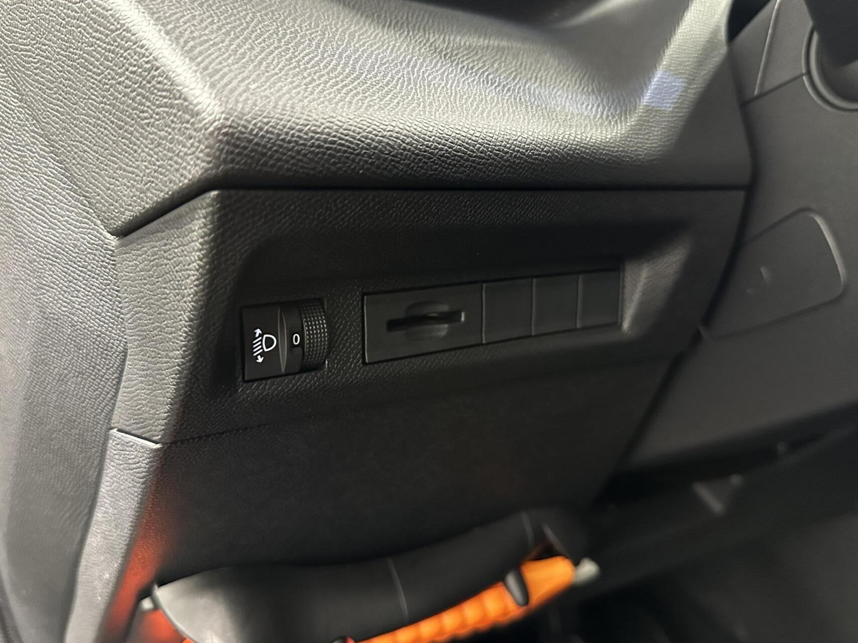 Foto 17 van Peugeot 308 1.2 PureTech Active Pack Business CARPLAY NAVI C