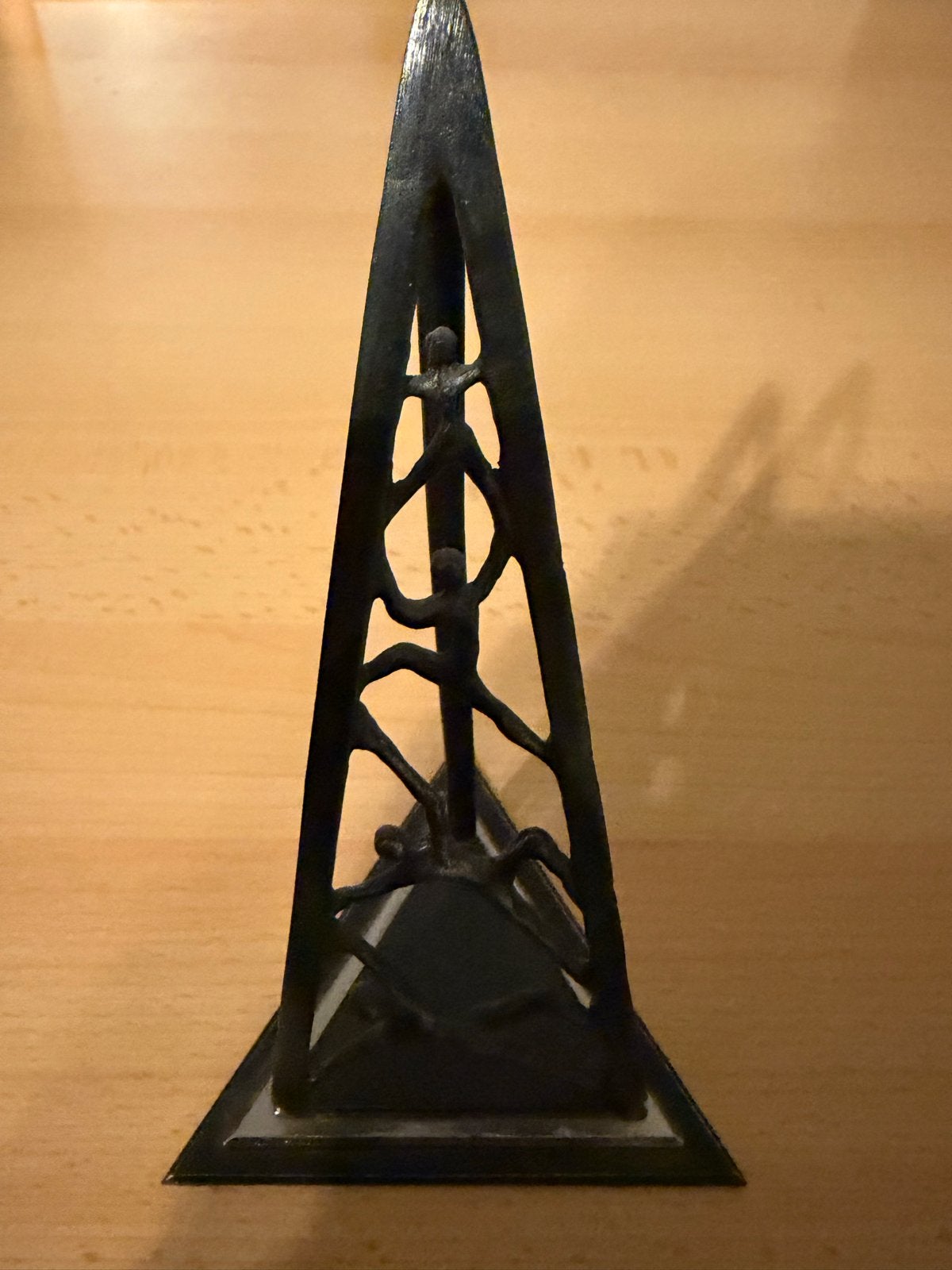 Abstracte sculptuur met klimmende figuren, Antiek en Kunst, Groep mensen, Minder dan 20 cm, Ophalen of Verzenden, Gepatineerd