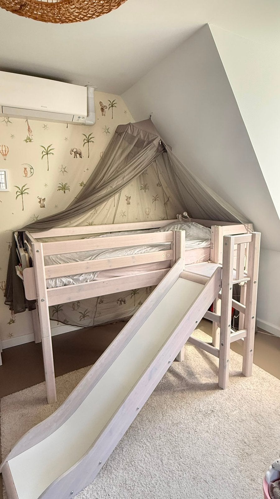 Zeer solide halfhoogslaper., Kinderen en Baby's, Kinderkamer | Stapelbedden en Hoogslapers, Ophalen, Zo goed als nieuw, Halfhoogslaper