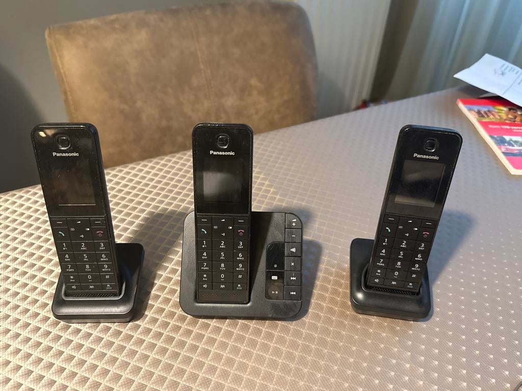 Panasonic telefoonset: 1 basisstation, 2 handsets, Ophalen of Verzenden, Zo goed als nieuw, 3 handsets