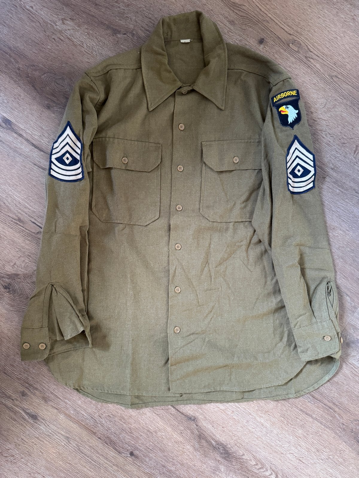 Wool shirt M-1937 US WWII - Repro 3 | Size L + 101st patch, Verzamelen, Ophalen of Verzenden, Landmacht, Amerika, Kleding of Schoenen