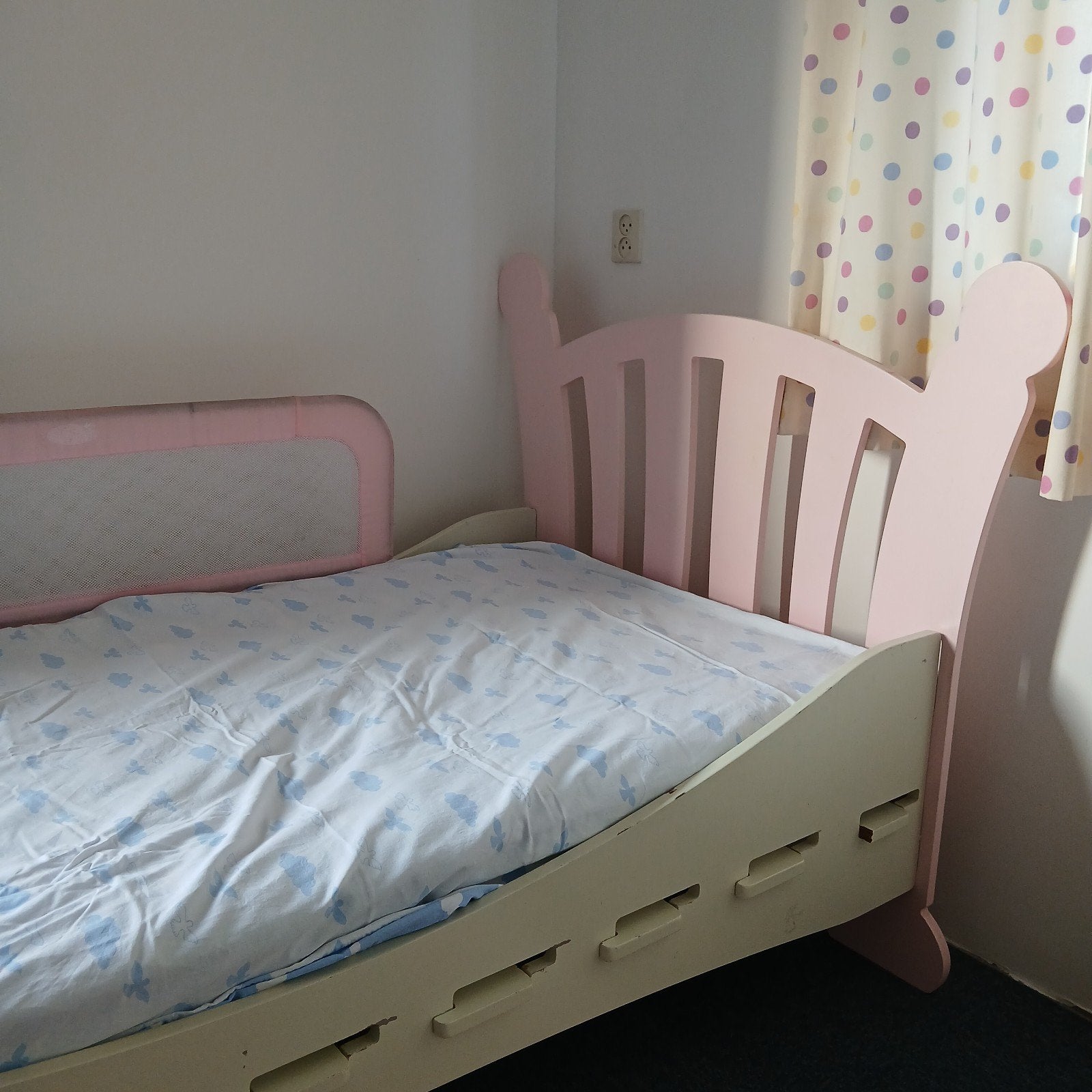 Roze kinderbed met lattenbodem., Kinderen en Baby's, Ophalen, Gebruikt, 70 tot 85 cm, Lattenbodem