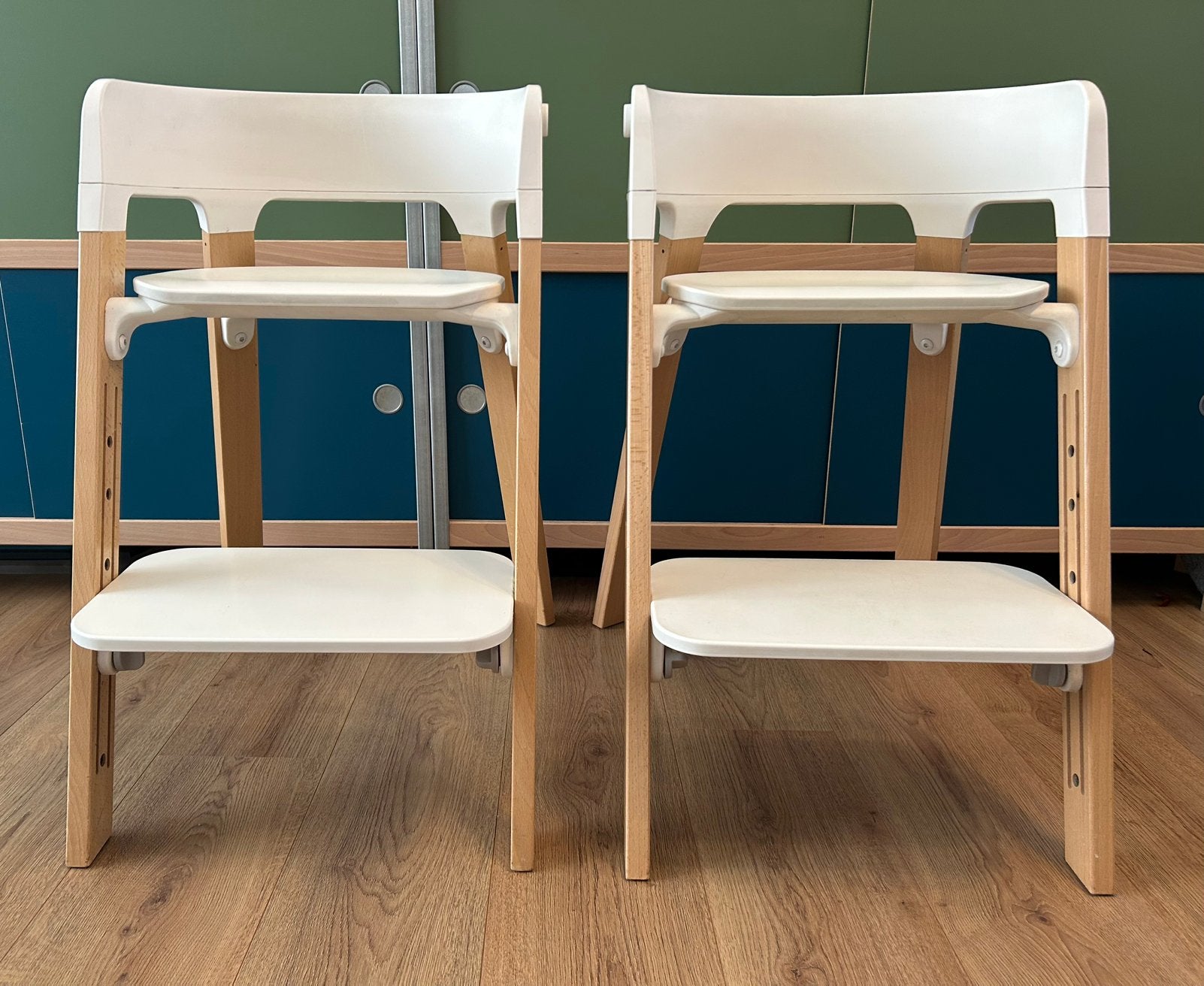 2x Stokke Steps Meegroeistoel - Wit met Houten Poten, Kinderen en Baby's, Kinderstoelen, Ophalen, Zo goed als nieuw, Meegroeistoel