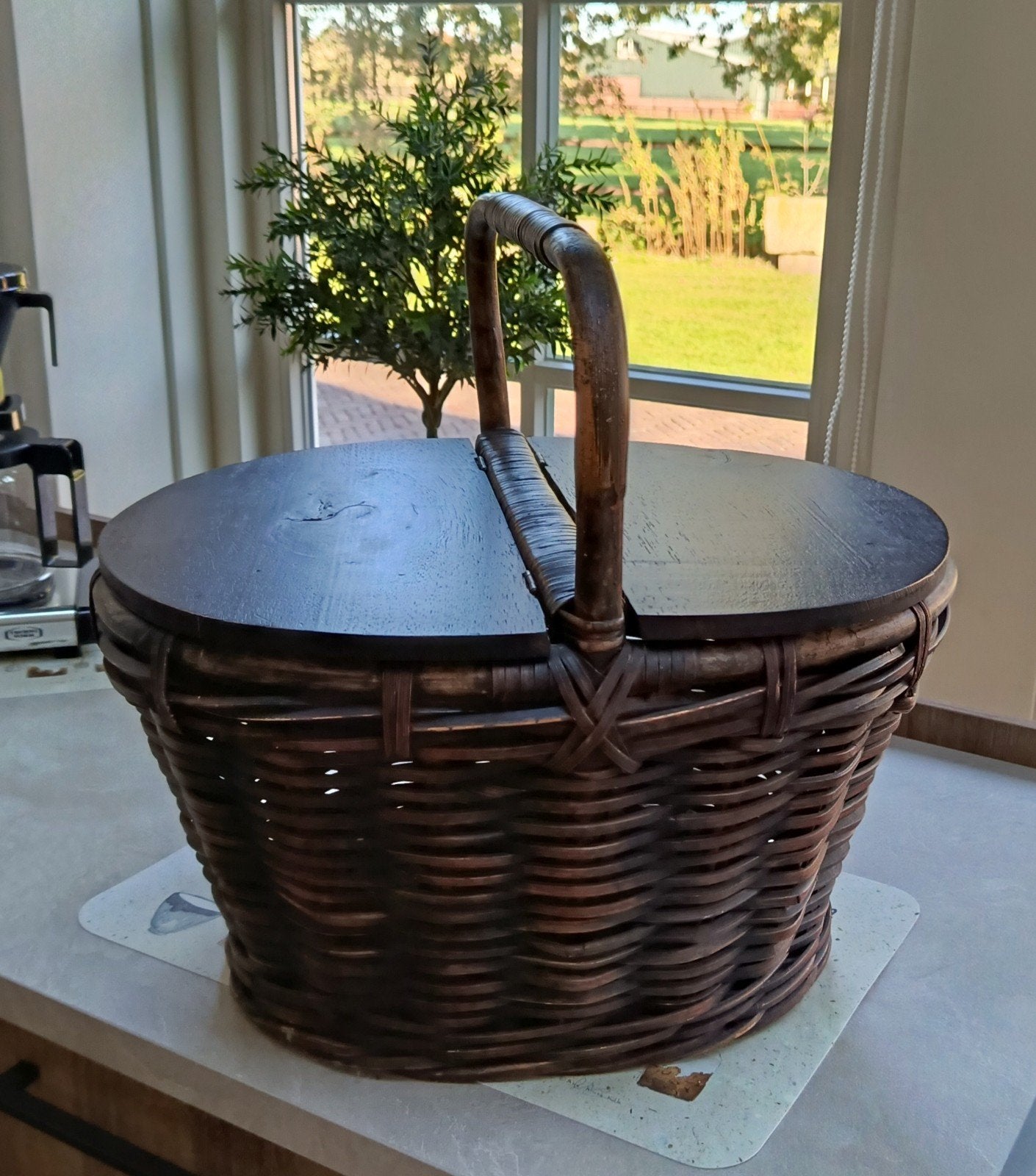Rieten mand met 2 houten klepdeksels, Ophalen, Zo goed als nieuw, Rond, Riet