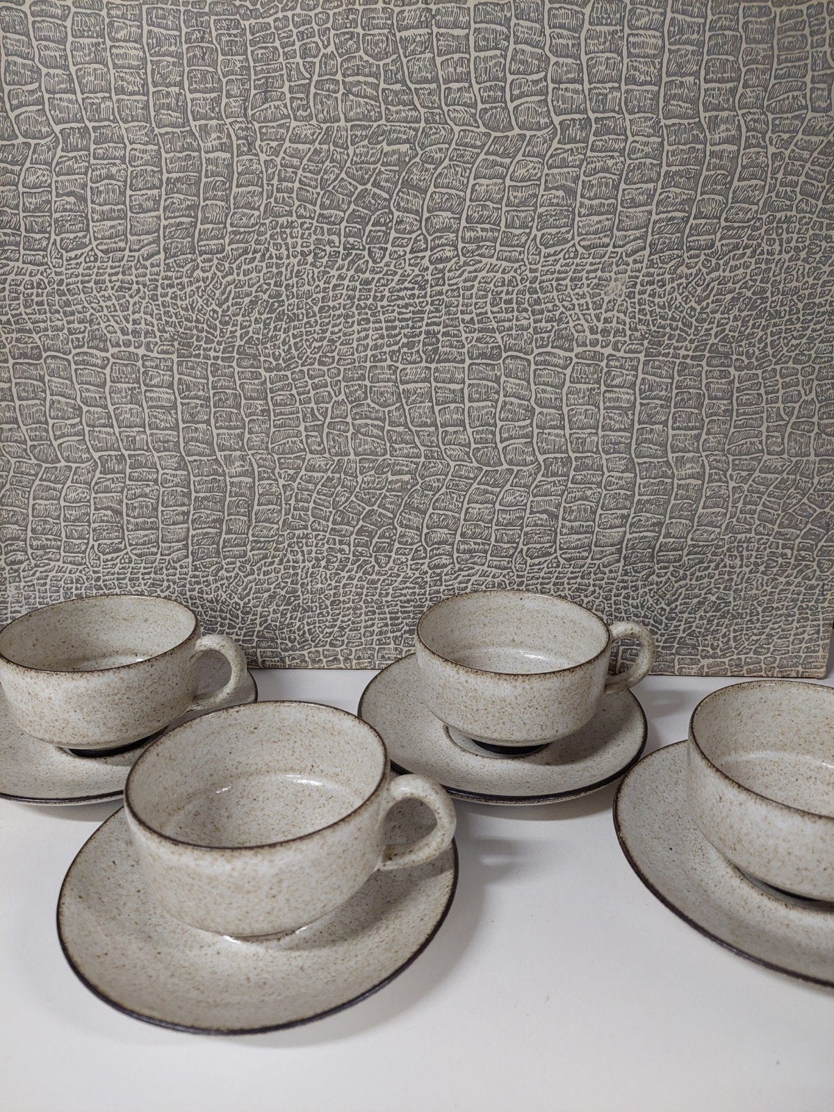 Retro keramieken kop en schotel set - 4 stuks, Huis en Inrichting, Keuken | Servies, Gebruikt, Kop(pen) en/of Schotel(s), Overige stijlen