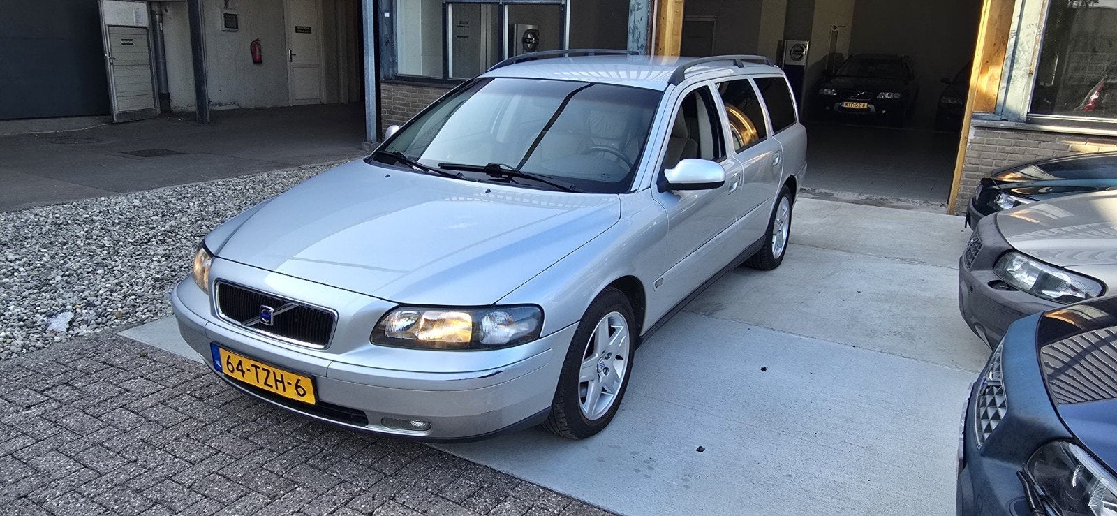 Volvo V70 2.4 T 200PK AUT youngtimer, 1800 kg, Zwart, 2435 cc, 1565 kg