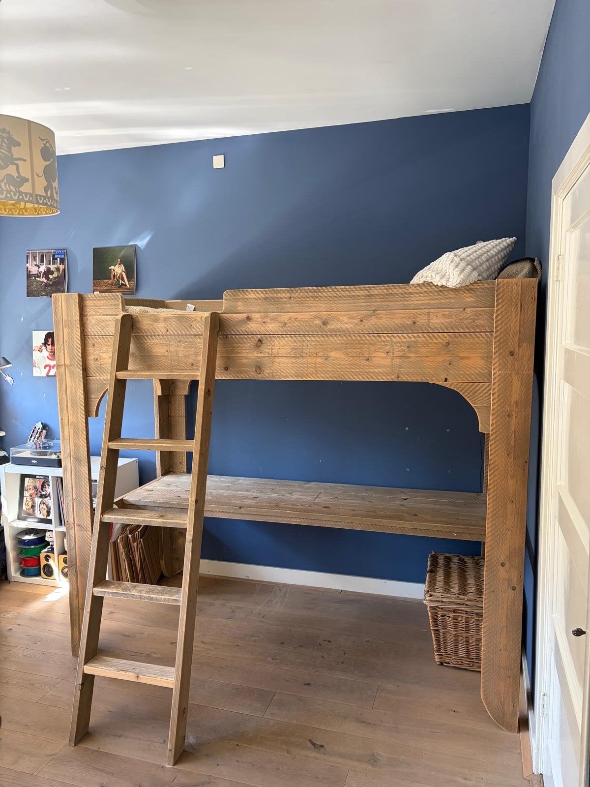 Stevig houten hoogslaper met bureau van Saartje Prum, Ophalen, Gebruikt, Eenpersoons, 200 cm
