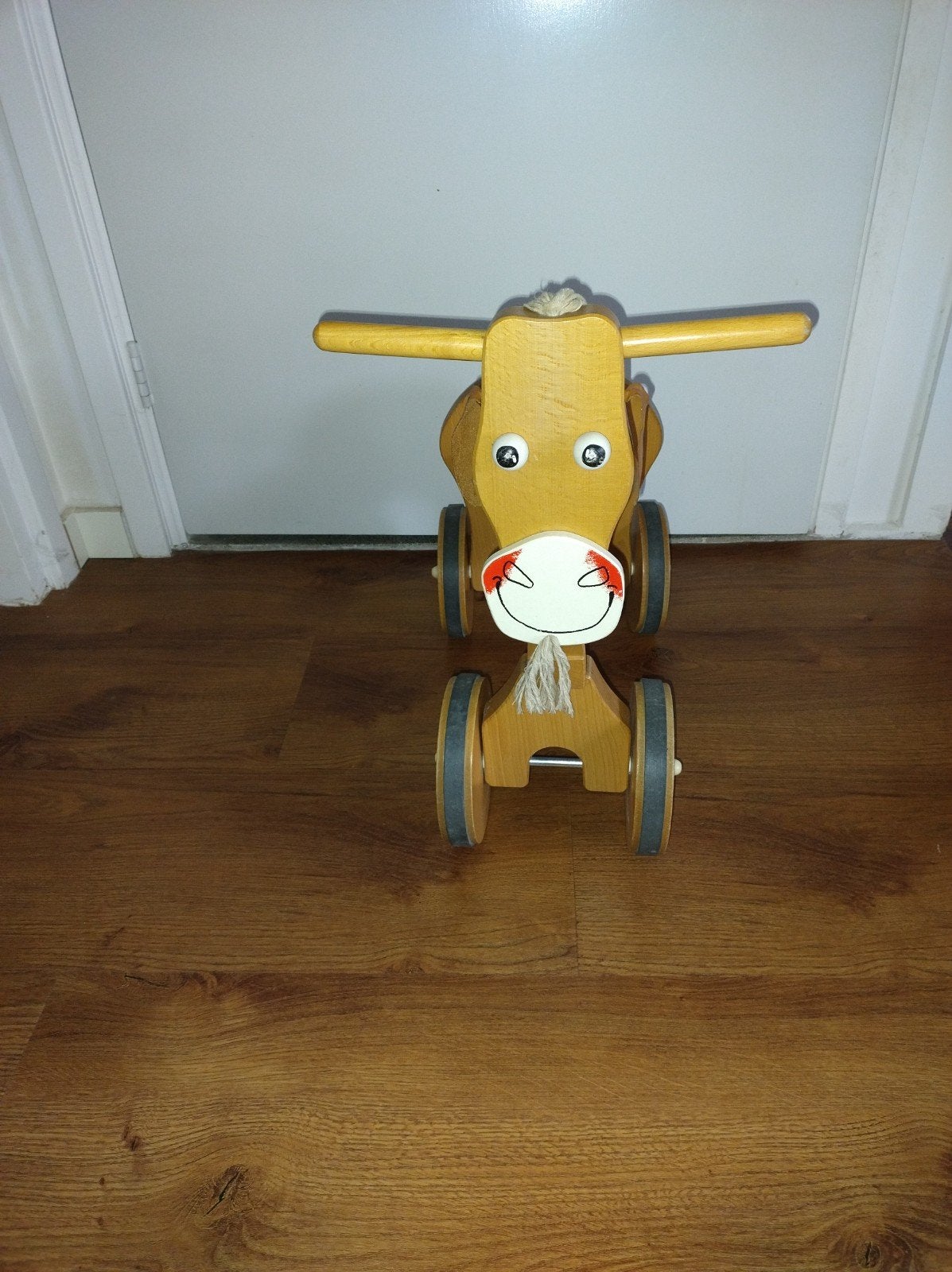 Houten loopfiets geit Janbibejan