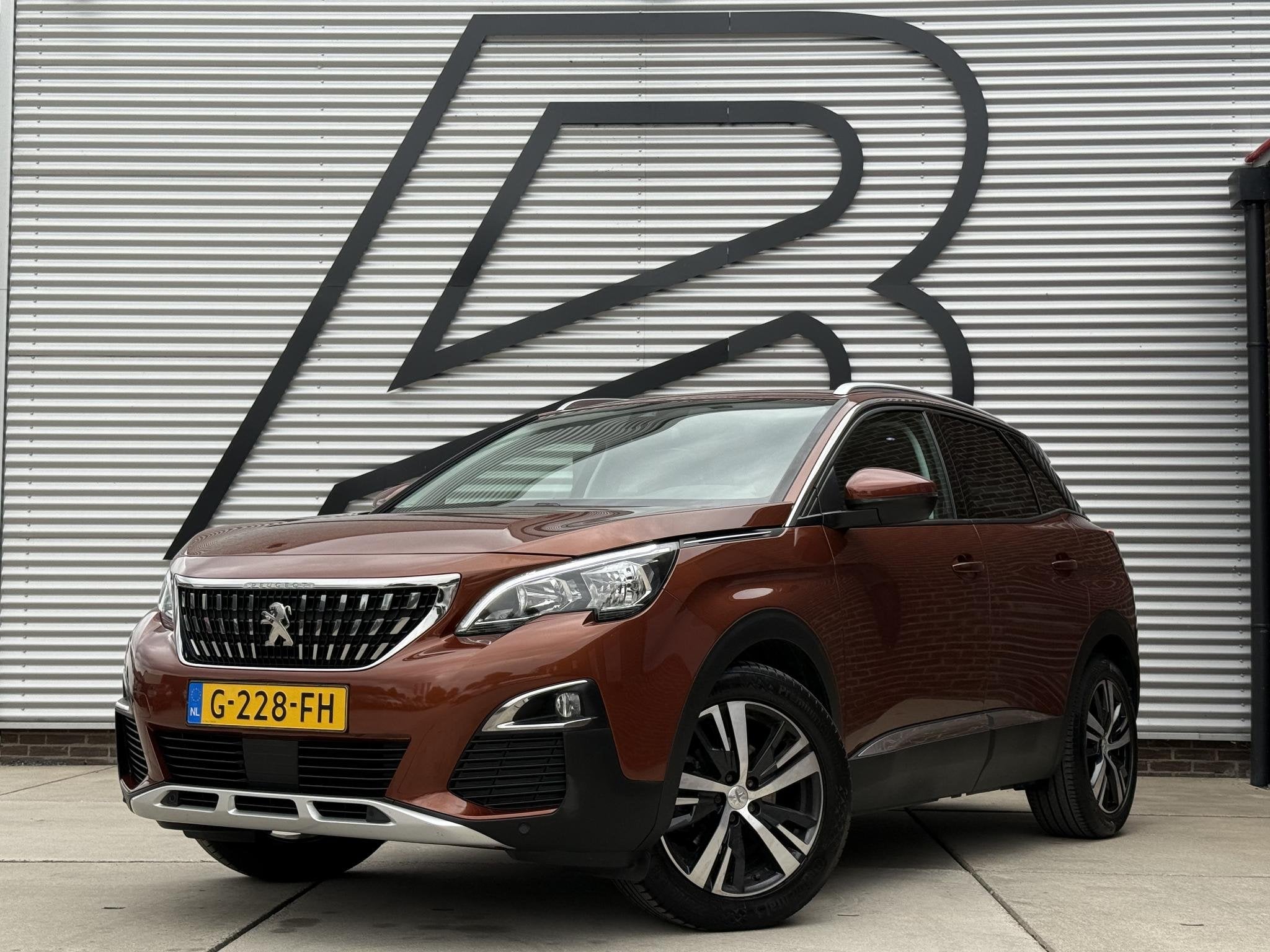 Peugeot 3008 1.2 PureTech Crossway 1e Eigenaar|Navi|Trekhaak, Auto's, Gebruikt, 1199 cc, Bruin, 690 kg