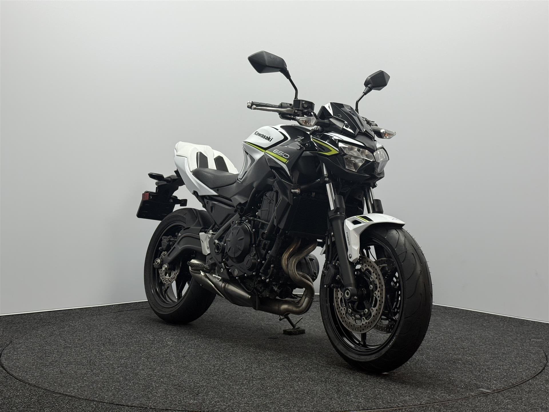 Kawasaki Z650 ABS, Motoren, Motoren | Kawasaki, LED Verlichting, 649 cc, Bedrijf, 12 t/m 35 kW