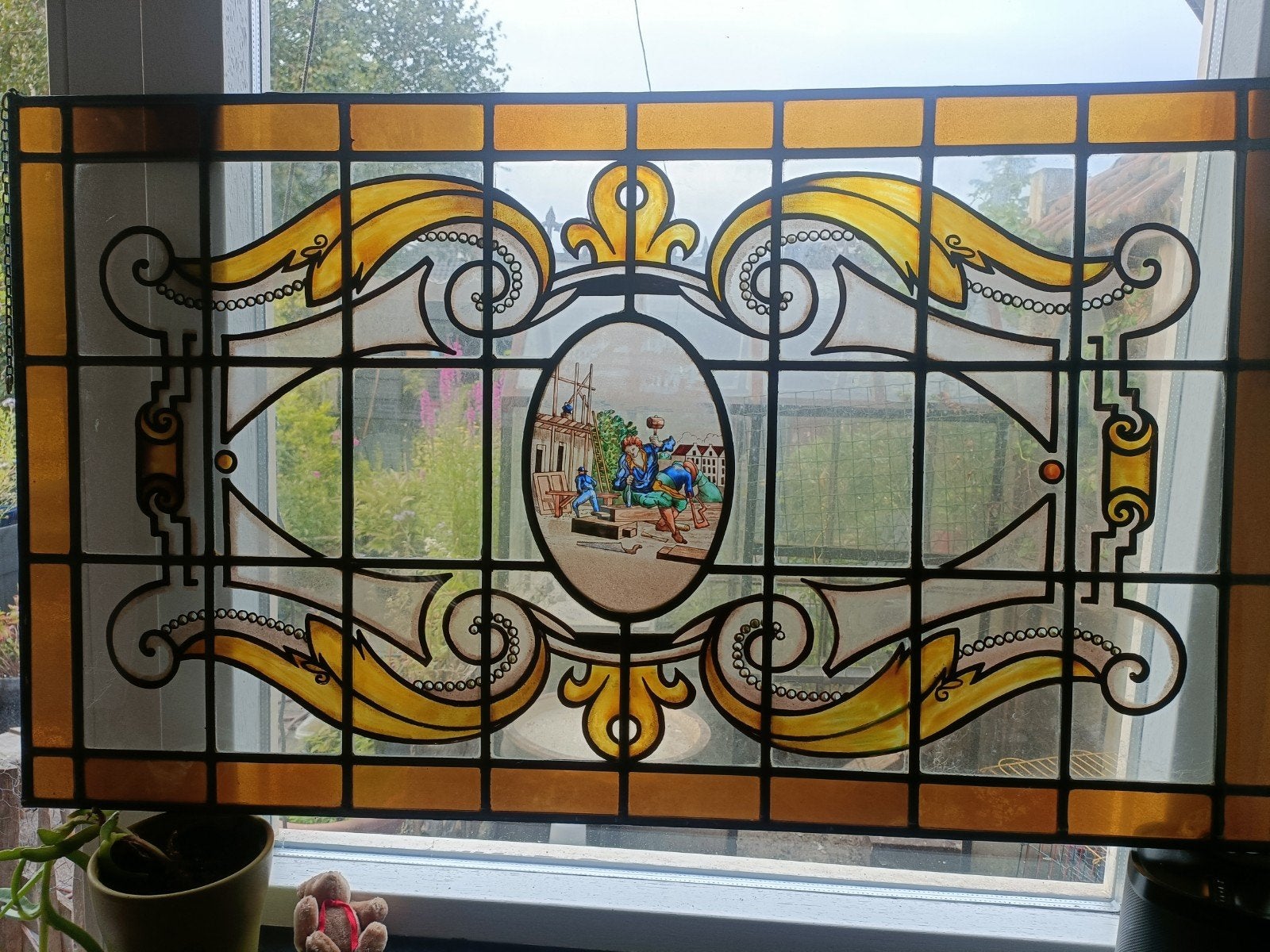 Gebrandschilderd glas-in-lood raam met houtbewerker, Ophalen